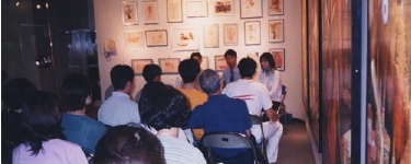 2000 個展会場でのギャラリートークの様子 上原一馬
